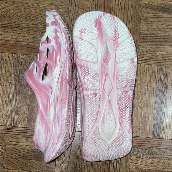 Reebok Stylish Pink and White Tie Dye Women's Recovery Slides Size 9 NWT - Picture 3 of 7